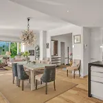Molly - Elegant Beachside By Finest